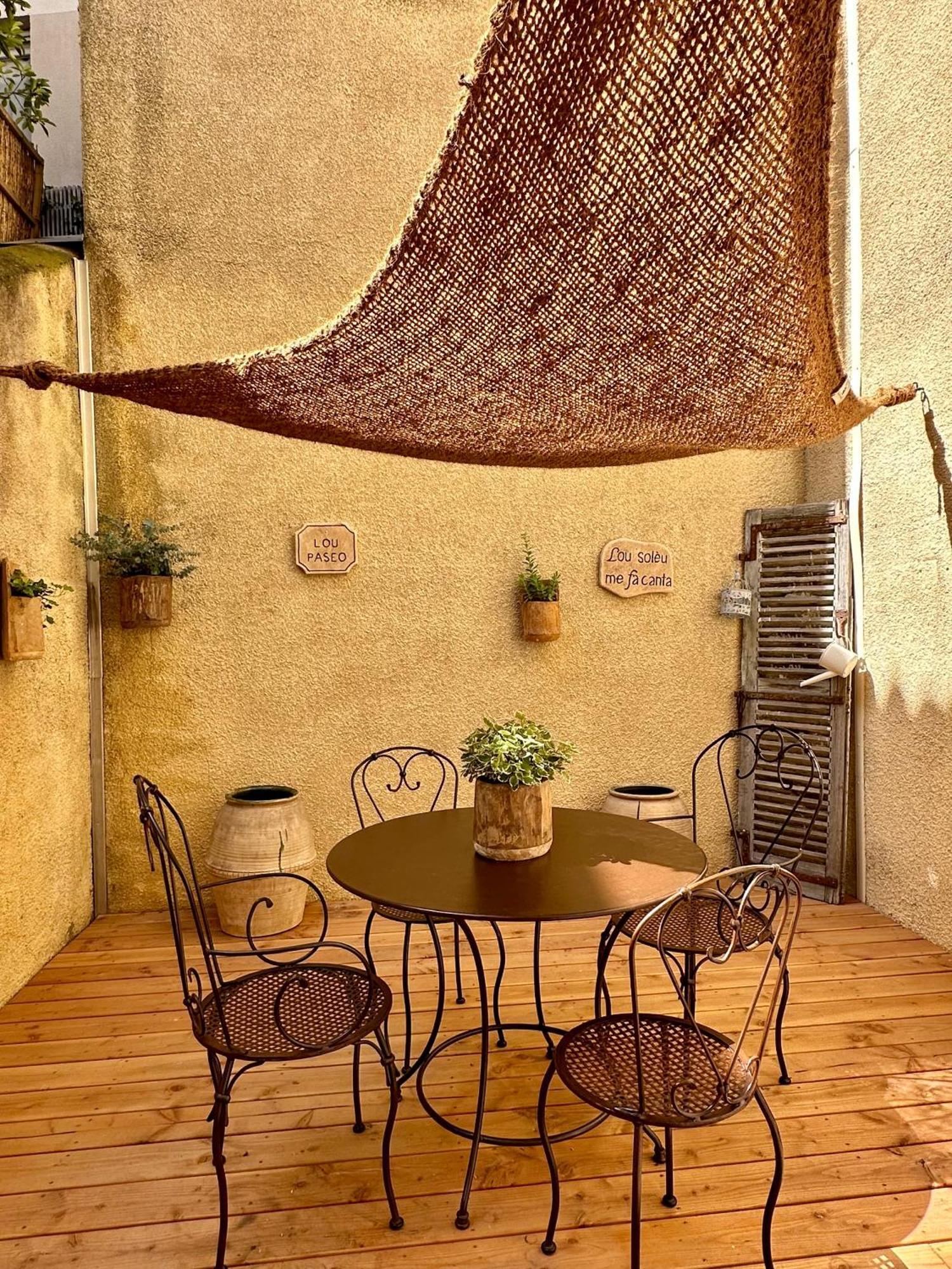 Lou Paseo : Appartement Brocante Centre Historique LʼIsle-sur-la-Sorgue المظهر الخارجي الصورة